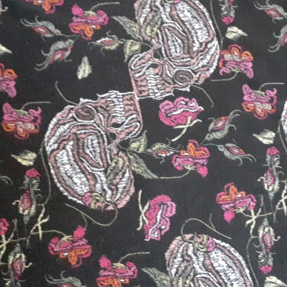 Skull and Roses - Picture 3 of 6